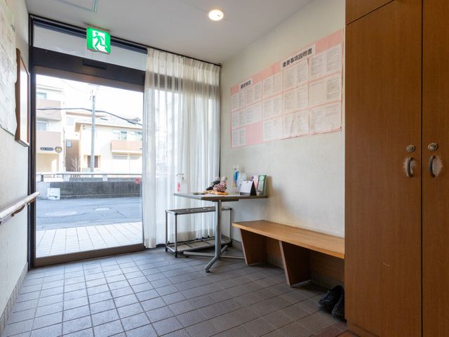 掲示物のある廊下 廊下 清潔感あふれる廊下は、掲示物が整理されており、明るい自然光が差し込んできます。