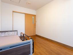 静かな木目調の居室