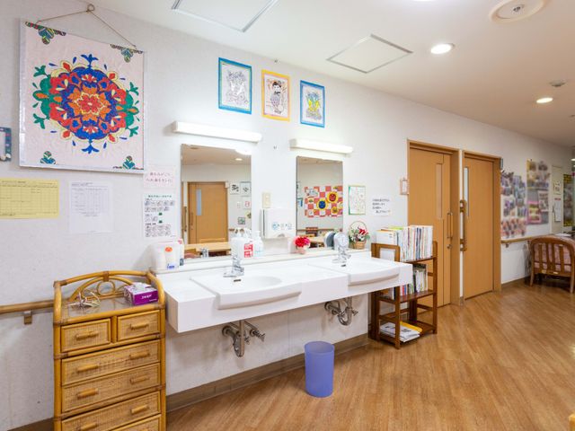 壁の装飾がある洗面台 洗面台 広々とした空間に、使いやすい洗面台があります。壁の装飾が優しい雰囲気を演出しています。