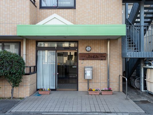 落ち着いた外観の入口