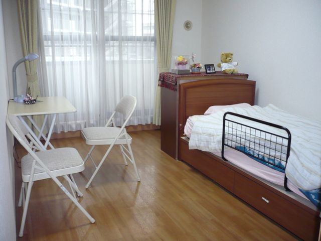 光が差し込む綺麗な個室 居室 落ち着いた雰囲気の個室が確保され、自分専用の空間でゆっくり過ごせます。窓からは自然光が入り、明るく心地よい生活をサポートします。
