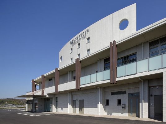 明るい建物外観