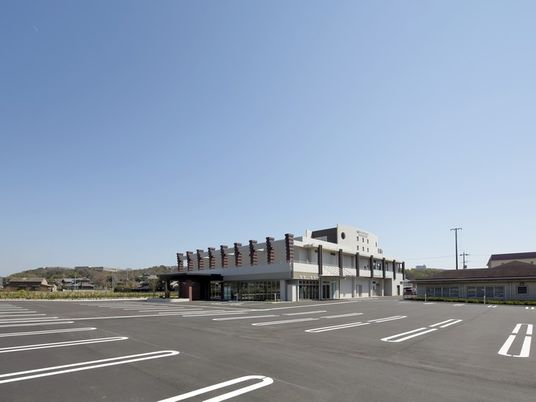 広い駐車場の施設外観  