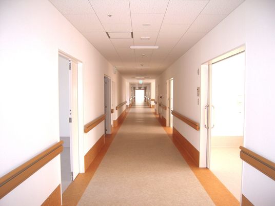 手すり付きの長い廊下  