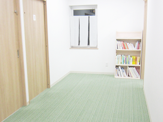 明るい廊下と本棚  