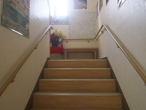 光の差し込む階段