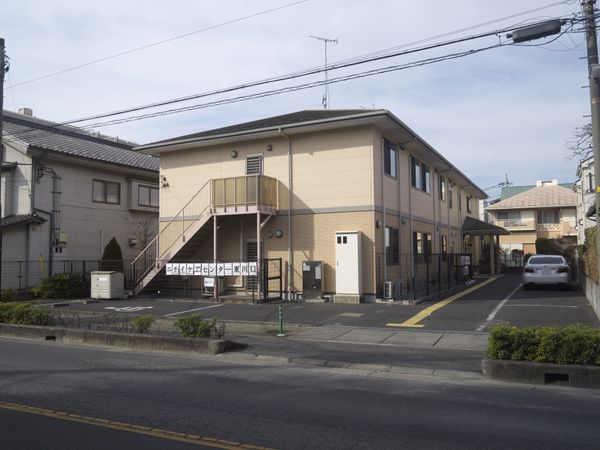 落ち着いた外観の建物