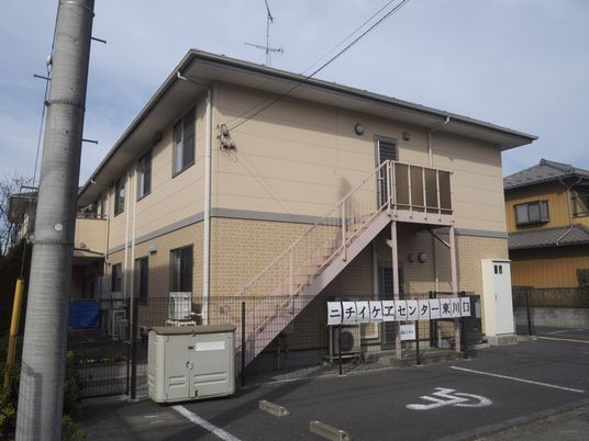 2階建ての建物の外観