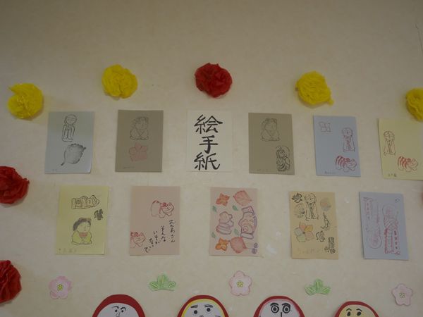 色とりどりの作品が飾られた壁