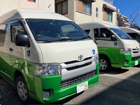 送迎車が並ぶ外観  