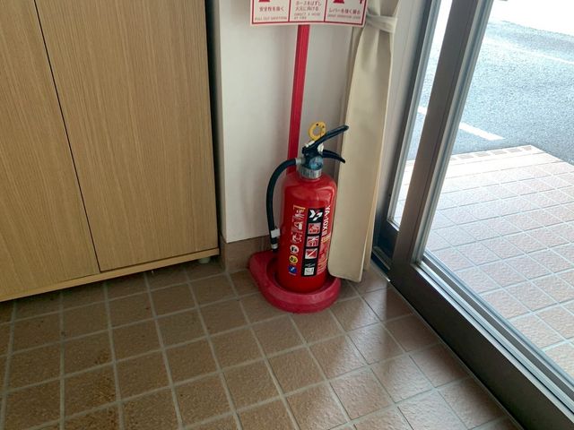 消火器の置かれた廊下 廊下 緊急時に備えた消火器が目につく位置に配置されています。安全への配慮が行き届いています。