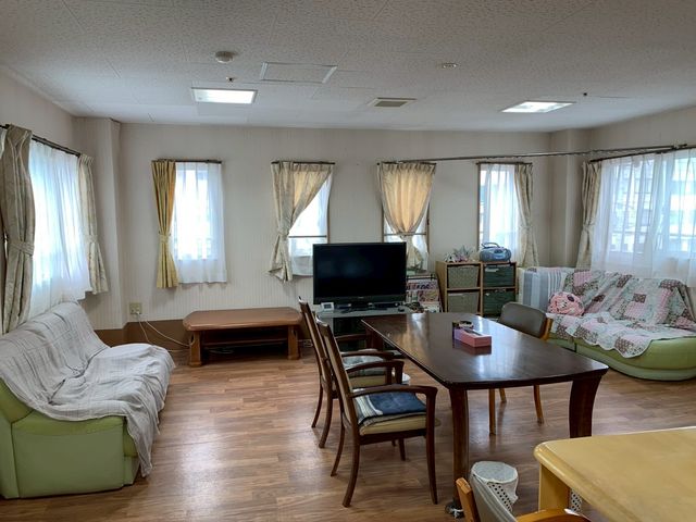 光あふれるリビング リビング 窓から自然光が差し込む明るいお部屋です。ゆったりとした空間でリラックスできます。