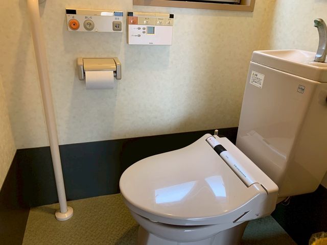 便利な設備のトイレ トイレ 清潔で使いやすいトイレです。手すり付きで、安全に配慮された設計となっております。