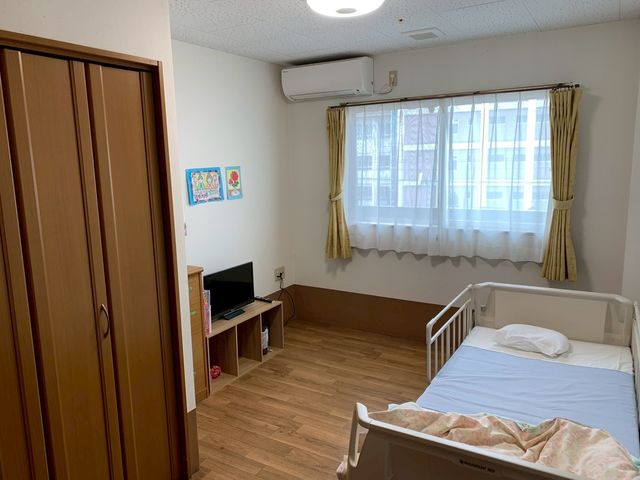 ナチュラルな居室 居室 明るさが心地よい居室です。くつろげるベッドと心地よい空間で安らぎを感じられます。