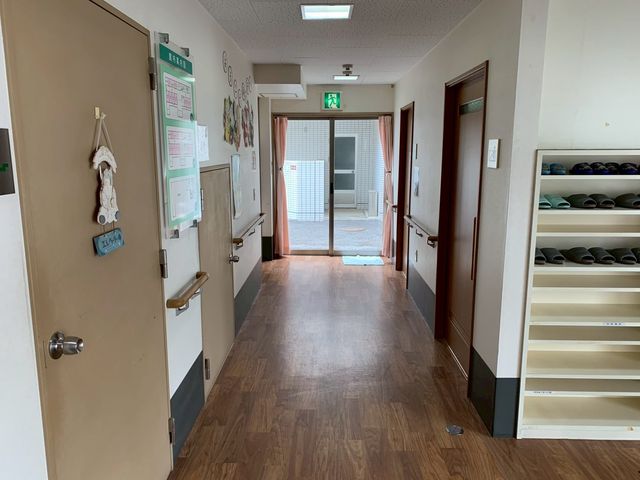 開放的な廊下 廊下 自然光が差し込む廊下は、清潔感があり移動しやすい設計です。安全を考慮した手すりも備えています。