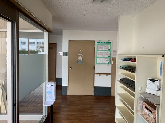 清潔な靴箱がある廊下