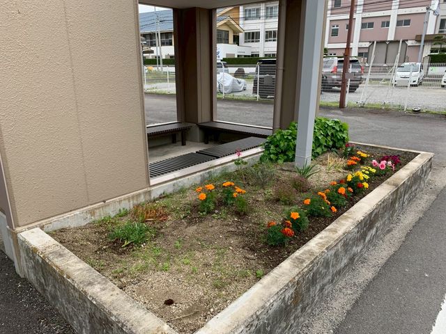 花壇の中庭 中庭 色とりどりの花々が植えられた中庭です。自然と触れ合いながら、気持ちをリフレッシュできます。