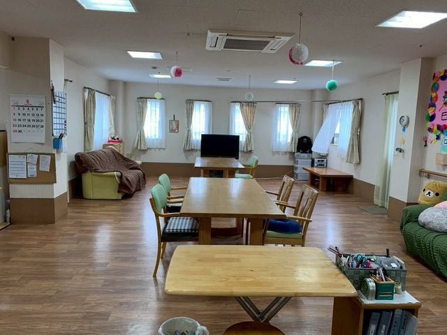広々としたラウンジ ラウンジ 明るい光が差し込む広々とした空間です。居心地の良い椅子とテーブルが配置されています。