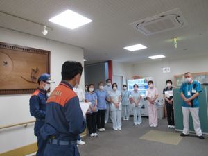 職員が集まる廊下  