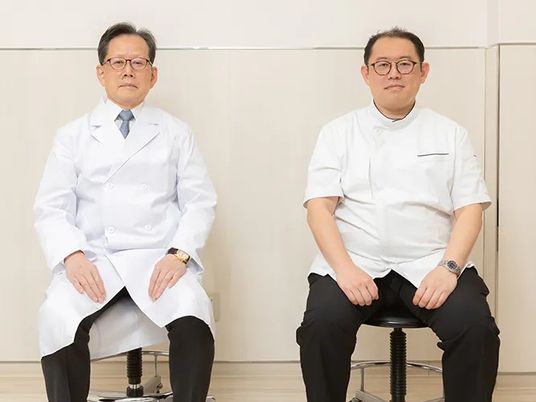 白衣の男性2人のスタッフイメージ  