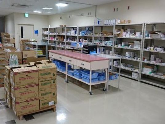 物品が並ぶ倉庫室  