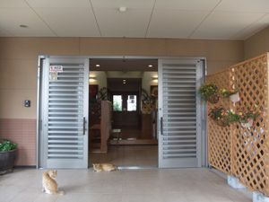 歓迎する玄関エントランス