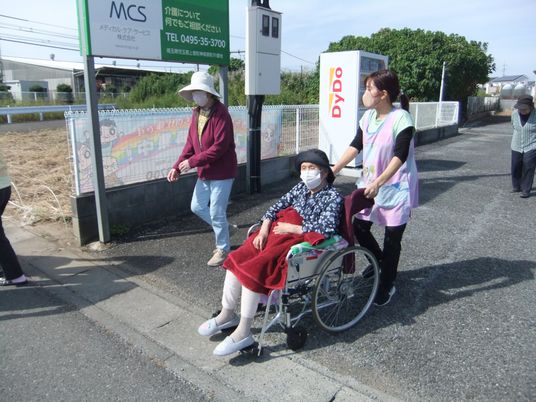 スタッフが外出支援を行う様子