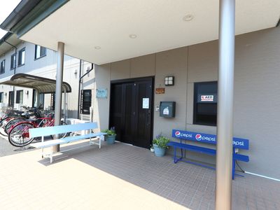 エントランスの明るい外観