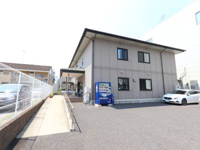 明るい施設の外観