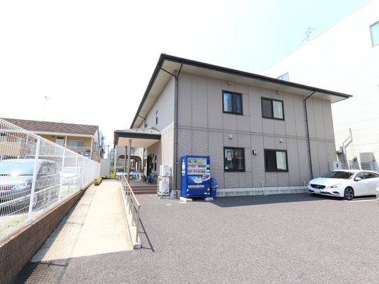 明るい施設の外観