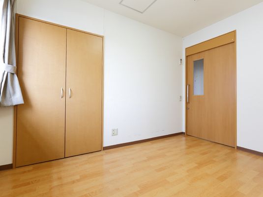 木目調の広々居室