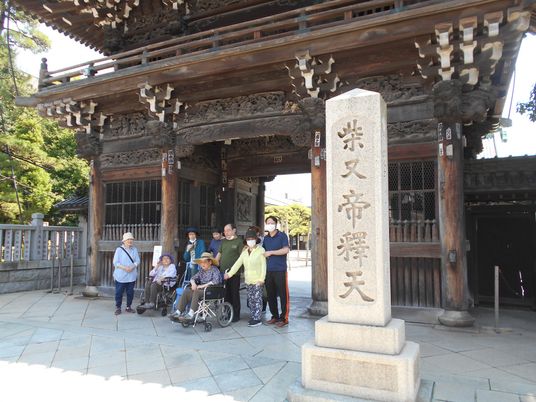 参加者とスタッフの寺院見学