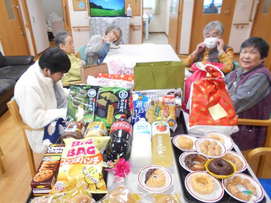 複数の高齢者と食品