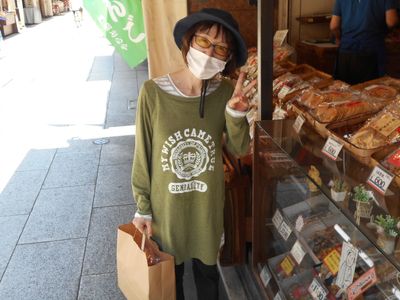 お店の前でポーズの女性