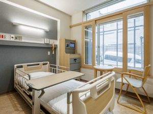 明るい個室の居室  