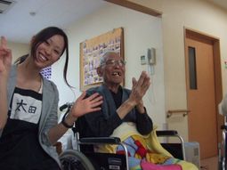 笑顔のスタッフと利用者