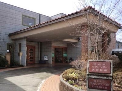 施設の入口と看板