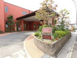 赤壁の建物とガーデン