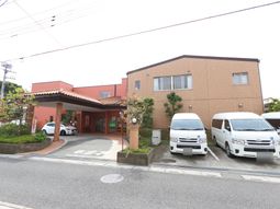和やかな外観の施設入口
