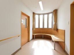 明るい居室の一角