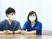 笑顔の職員二人の面談  