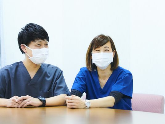 笑顔の職員二人の面談  