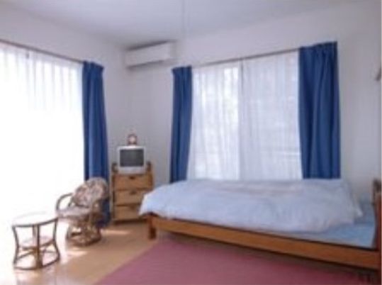 明るく広々とした寝室