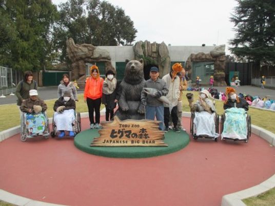 モニュメント前での集合写真