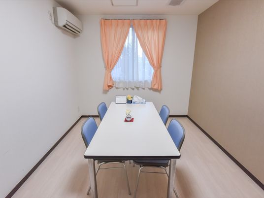 清潔な食堂のテーブルと椅子