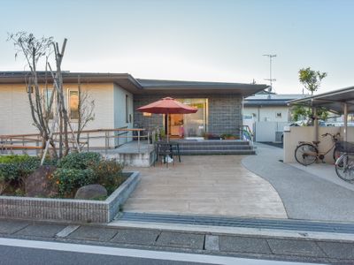 明るい日差しのエントランス