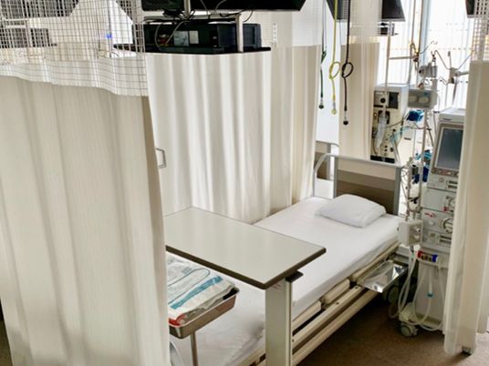 個室ベッドと医療機器のある部屋  