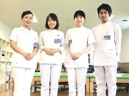 スタッフが並ぶリビング  
