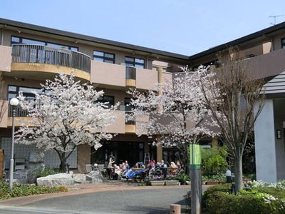 桜が咲く庭の外観  