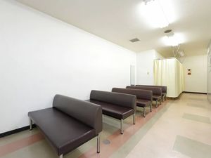 待合ベンチのある廊下  